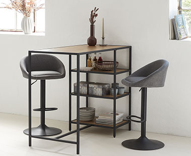 Tavolo bar in legno e acciaio con due sedie bar in tessuto grigio scuro