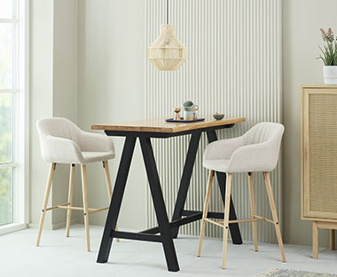 Table de bar en bois et acier avec deux jolies chaises de bar en tissu beige et chêne