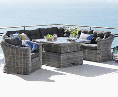 Grosses Lounge-Set mit Sofa, Sessel und höhenverstellbarem Tisch in Grau