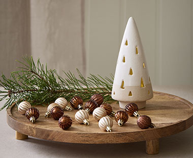 Piatto decorativo in legno con decorazioni natalizie