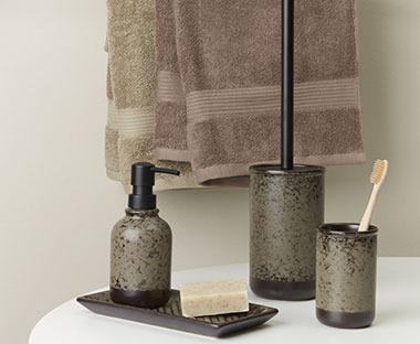 Accessori per il bagno comprendente un vassoio, un dispenser di sapone, un portaspazzolino e uno scopino WC smaltati
