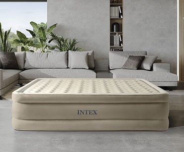 Confortable lit gonflable beige avec une surface en velours doux