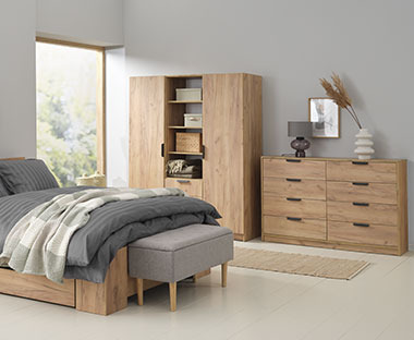 Chambre à coucher moderne avec une commode et une armoire en bois