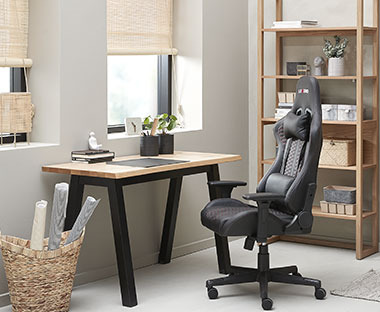 Bureau avec bureau en bois et métal noir combiné avec une chaise de jeu noire et une étagère en bois