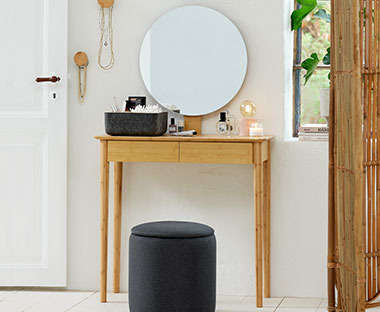 Coiffeuse en bambou minimaliste avec un miroir rond et un pouf noir
