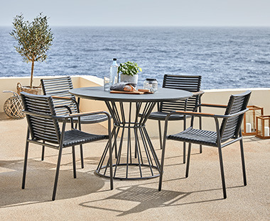 Table ronde d'extérieur en métal noir et chaises modernes