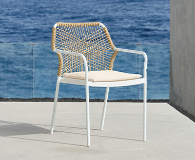Chaise de jardin moderne en métal beige et blanc face à la plage 