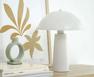 Lampe de table blanche sur table avec décorations