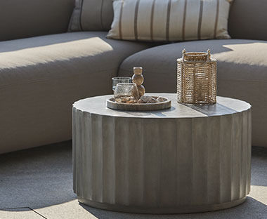 Table lounge moderne de couleur grise complétant un ensemble lounge de jardin