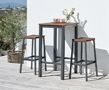 Complet avec deux chaises et une table haute en bois massif gris et métal