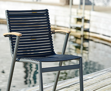 Chaise de jardin moderne en plastique gris sur la terrasse