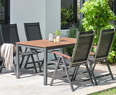Table et chaises d'extérieur rectangulaires en bois avec pieds en métal noir