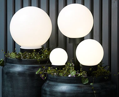 Lampes solaires rondes de différentes tailles dans un style minimaliste, idéales pour l'extérieur
