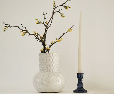 Tavolo bianco con vaso bianco e rami  ie portacandele nero moderno