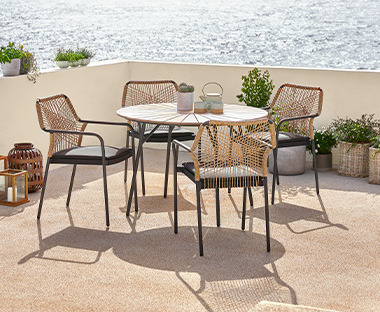 Tavolo da esterno in legno e metallo nero rotondo e sedie combinate in vimini e metallo nero