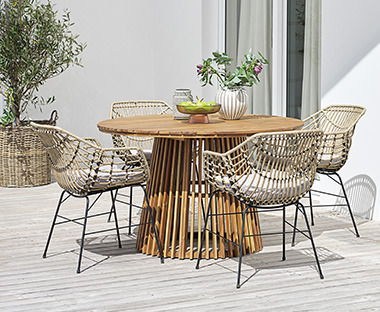 Tavolo da esterno in legno duro chic e sedie combinate in stile moderno vintage