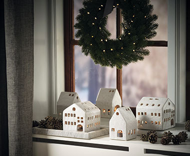 Lanterne di Natale su davanzale davanti la finestra allestita per il Natale