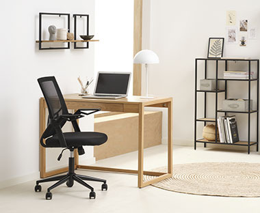 Bureau de style scandinave avec table et chaise de bureau en bois, armoire décorative et étagère murale, le tout en métal noir