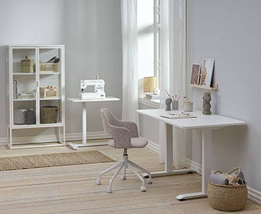 Bureau de style scandinave avec table et chaise de bureau en bois, armoire décorative et étagère murale, le tout en métal noir
