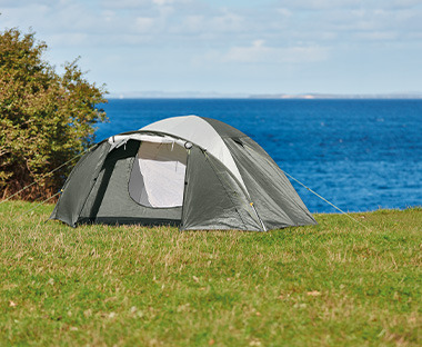 Tente de camping olive et grise pour quatre personnes sur la pelouse