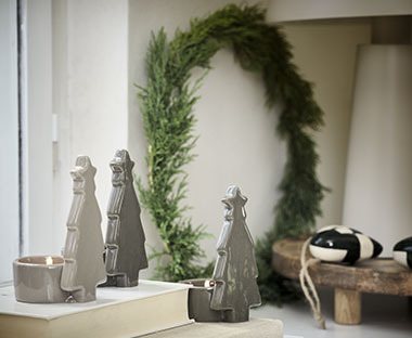 Photophores en forme de sapin de Noël au bord de la fenêtre et couronne de pin