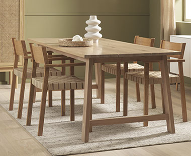Ensemble de salle à manger avec chaises et table en bois naturel