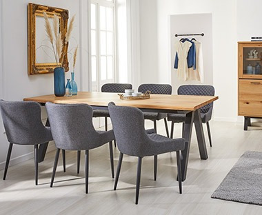 Ensemble de salle à manger élégant avec une table en bois et six chaises en tissu gris