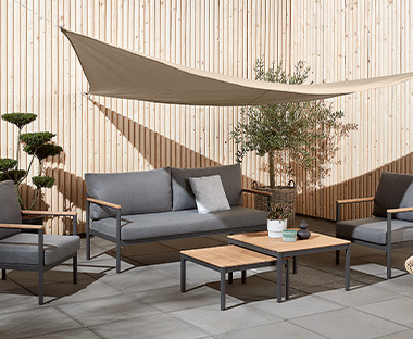 Parasole copre un'elegante lounge da giardino il tutto posizionato su una terrazza
