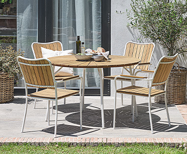 Tavolo quadrato in legno massiccio e con gambe bianche e sedie combinate  in stile minimalista