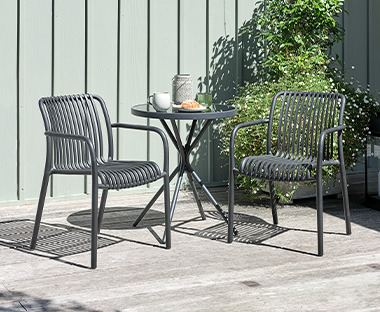 Piccolo elegante tavolo da giardino in grigio scuro rotondo e sedie da giardino 