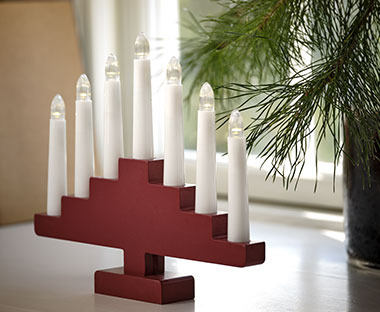 Candelabro ad arco con sette candele LED bianche