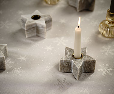 Portacandela RUTILKVARTS in marmo a forma di stella con candela su tavola natalizia