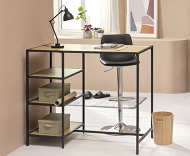 Table de bar en bois et acier de style scandinave avec une chaise de bar en simili cuir noir et chrome