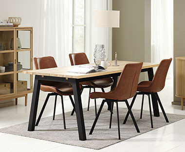 Table en bois moderne entourée de quatres chaises de couleur marron