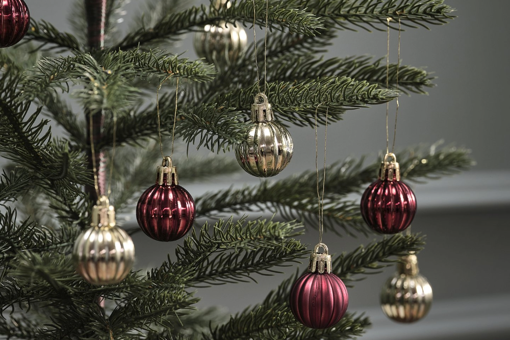 Boules de Noël et décorations pour sapin