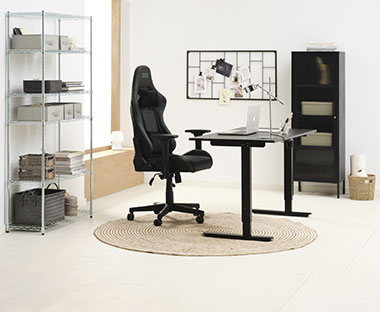 Schwarzer Gaming-Stuhl und schwarzer, höhenverstellbarer Schreibtisch