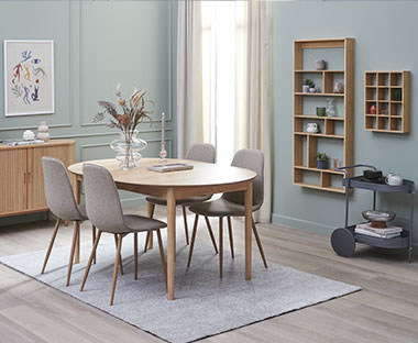 Ovaler Esstisch aus Holz mit vier grauen Stühlen