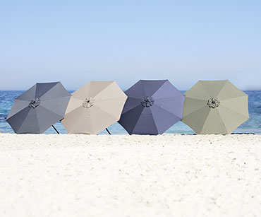 Quatre parasols de couleurs différentes, placés côte à côte