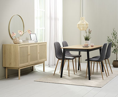 Salon avec mobilier moderne comprenant une table et quatre chaises ainsi qu'un buffet en bois