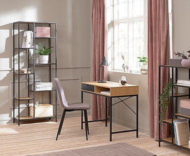 Ufficio con scrivania in legno e metallo nero e sedia in lilla e metallo nero