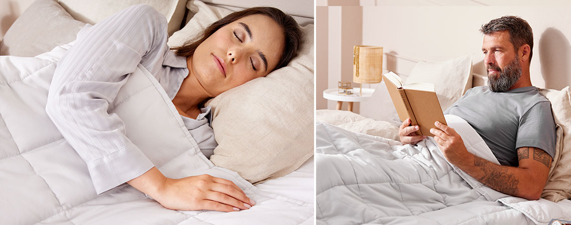 Eine Frau schläft unter einem Gewichtsduvet und ein Mann liest im Bett