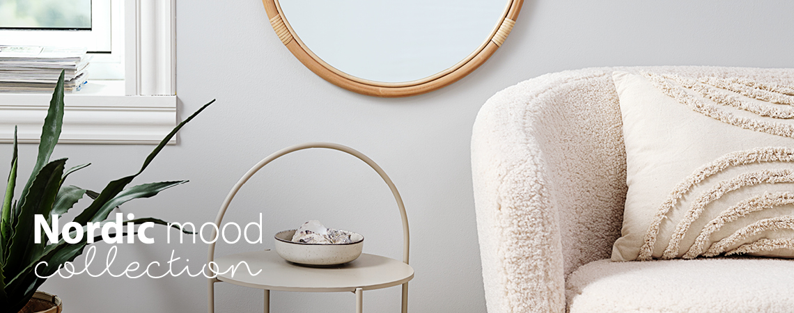 Fauteuil, table basse et miroir dans un design scandinave