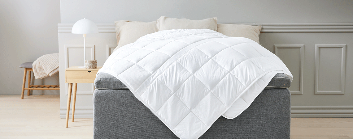 Skandinavisches Schlafzimmer mit Kingsize-Bett und neuen Duvets und Kissen