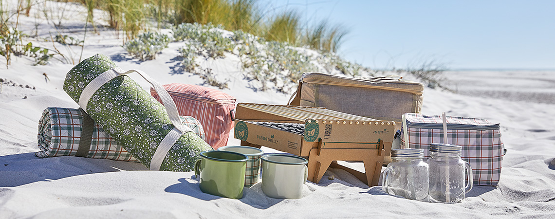 Strandtuch, Stranddecke und andere Picknick-Essentials für einen Tag am Strand