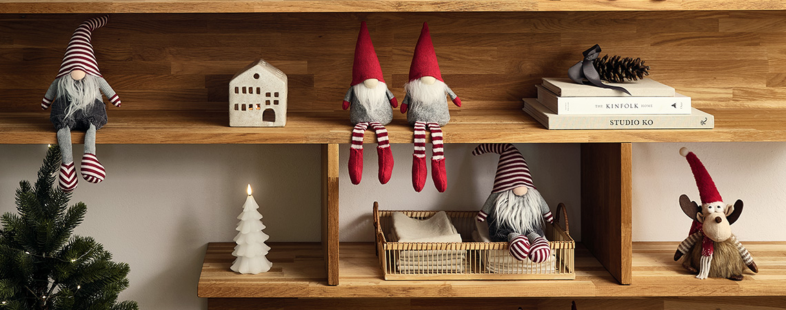 Weihnachtswichtel und Weihnachtselfen in einem weihnachtlich dekorierten Wohnzimmer