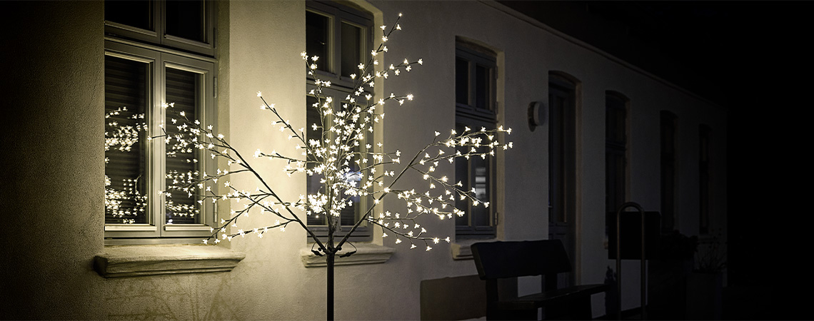 LED Lichterbaum vor Haus im Winter