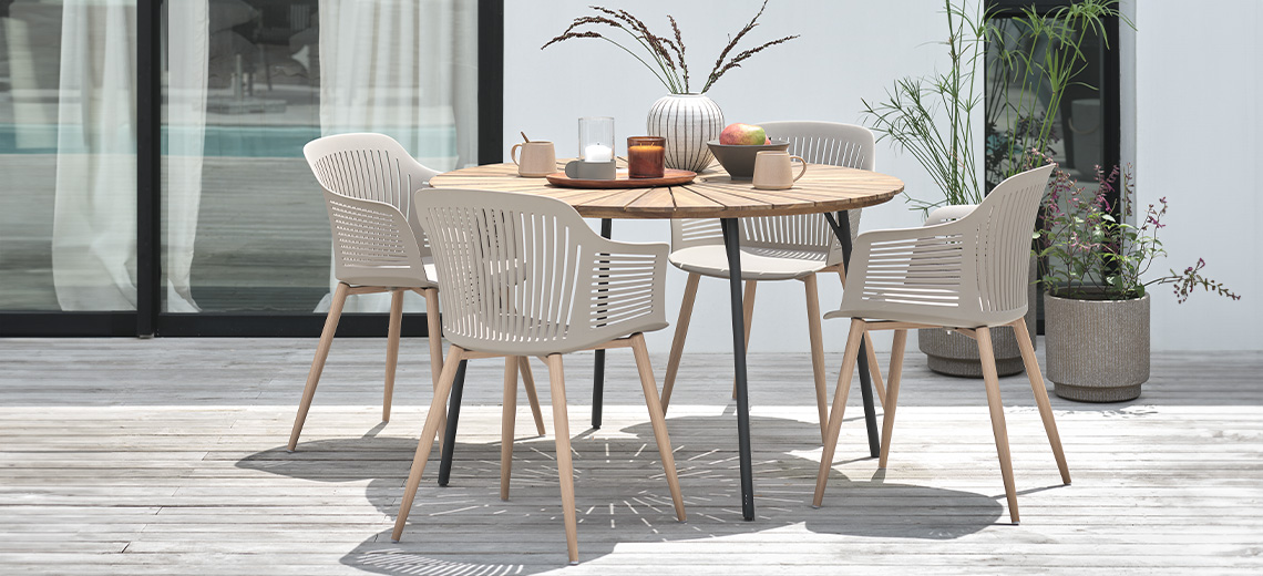 Tavolo da giardino in legno massello di acacia e sedie da giardino con seduta in plastica e gambe in acciaio