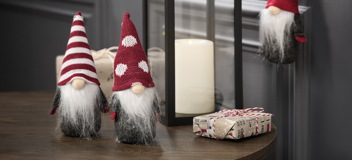 Gnomes et lutins de Noël dans un salon décoré pour les fêtes