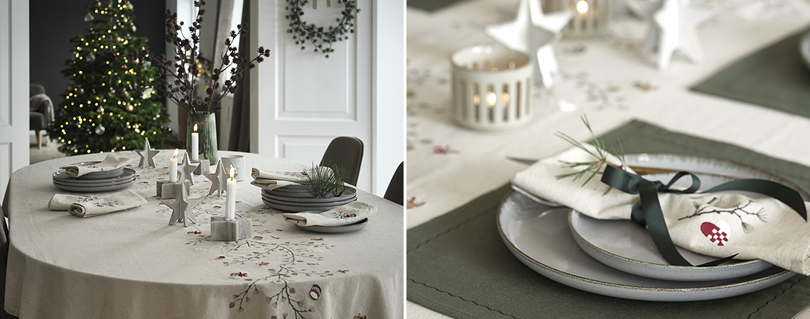 Table de salle à manger dressée spécialement pour un repas de Noël avec des serviettes en tissu 