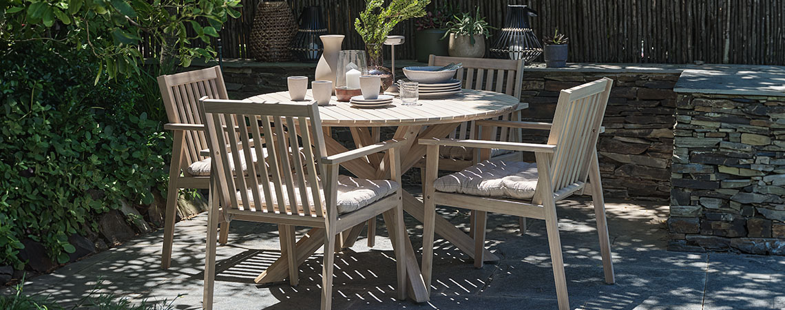 Tavolo e sedie da giardino in legno massiccio di acacia